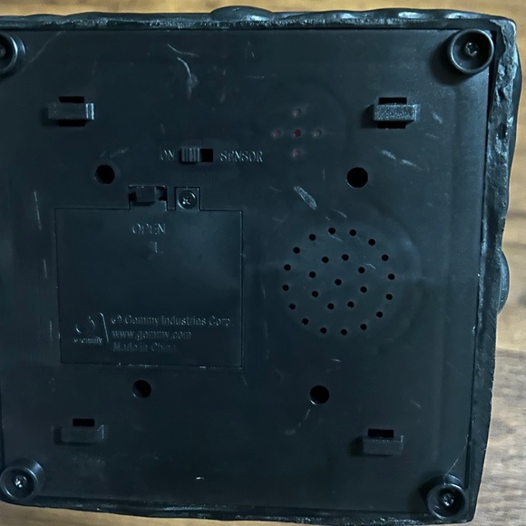 Gemmy • Halloween • Lighted • Laughing  & Talking Head Skull Lantern • Video - Picture 10 of 10